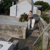 お墓の補修工事の測量のひとコマ