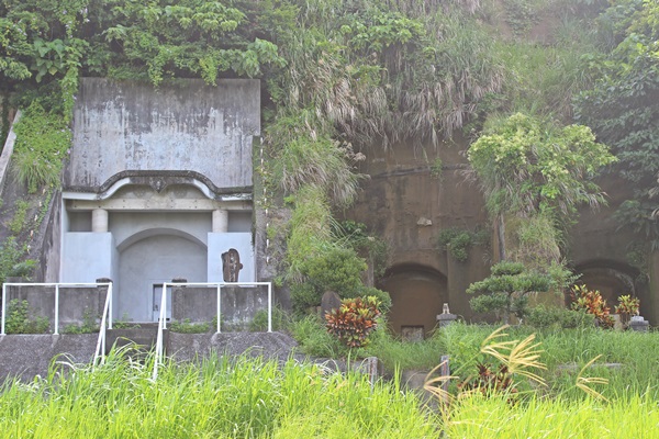 本来のニービ墓(右)とコンクリートで補強されたと思われるニービ墓(左)